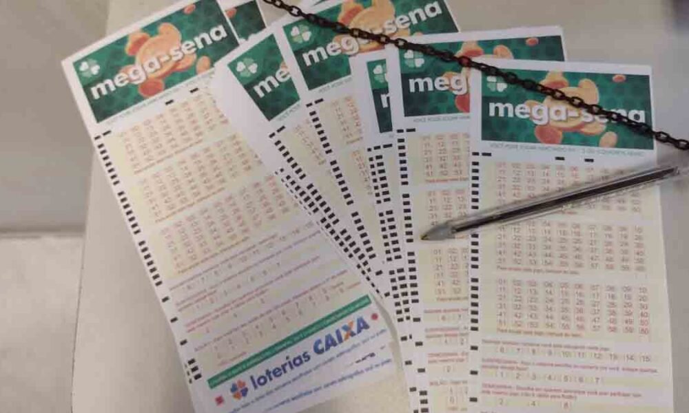Não houve acertador das seis dezenas do concurso 2.357 da Mega-Sena, realizado nesta quarta-feira (31). Como não houve aposta vencedora,