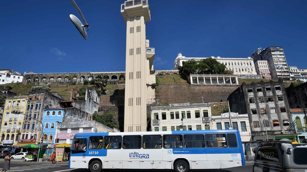 Com a nova restrição do horário de locomoção noturna entre as 20h desta sexta (28) e as 5h da próxima segunda-feira (31), o transporte público