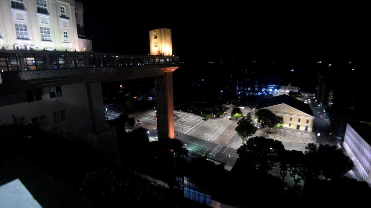 A iluminação amarela que colore o Elevador Lacerda, durante todo este mês, faz referência ao Maio Amarelo.