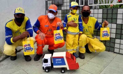 o pequeno morador do bairro de Brotas, Gabriel Souza, de cinco anos, possui grande admiração pelos agentes de limpeza da capital baiana.