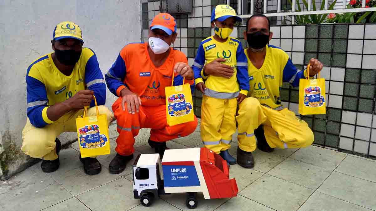 o pequeno morador do bairro de Brotas, Gabriel Souza, de cinco anos, possui grande admiração pelos agentes de limpeza da capital baiana.