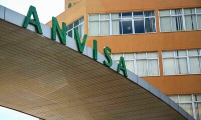 A Agência Brasileira de Vigilância Sanitária (Anvisa) publicou na terça (28), a autorização para o início do ensaio clínico de Fase III da vac