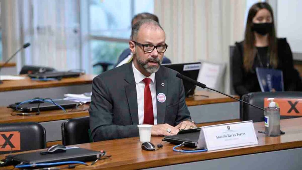 A CPI da Pandemia ouve nesta terça-feira (11) o presidente da Agência Nacional de Vigilância Sanitária (Anvisa), Antonio Barra Torres. Ele deve