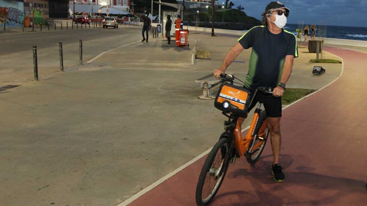 O Movimento Salvador Vai de Bike realiza nesta terça-feira (25), a partir das 18h30, mais uma blitz de conscientização ao uso de máscara
