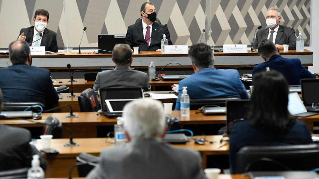 O ex-ministro da Saúde Luiz Henrique Mandetta presta depoimento, nesta terça-feira (4), na CPI da Covid no Senado Federal. O relator da comissão