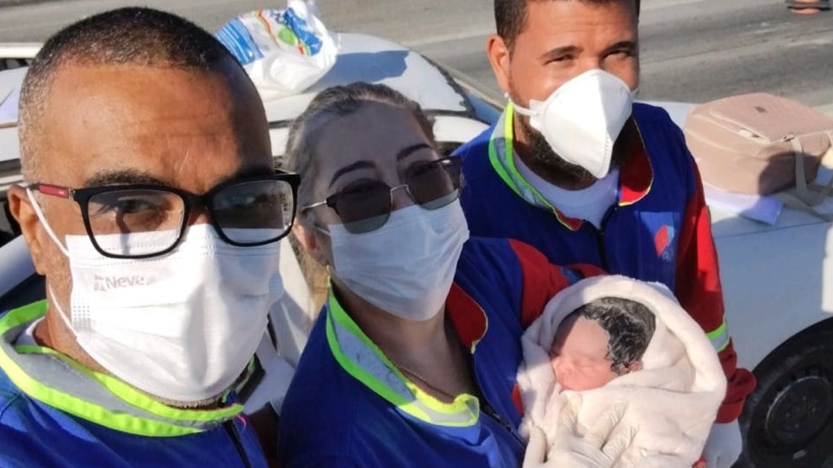 na região de Candeias. O parto foi feito na manhã desta segunda-feira (24), pela equipe de resgate da Concessionária Bahia Norte.