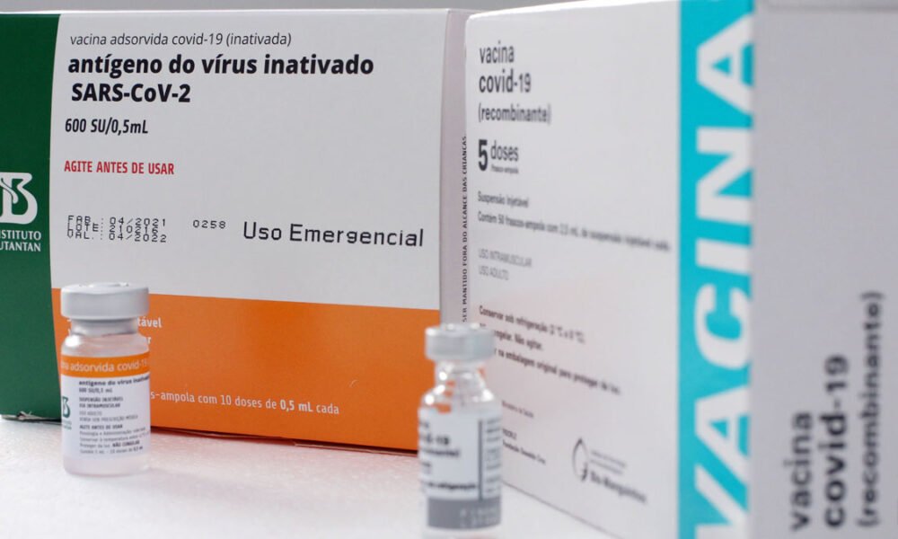 Mais 297.300 doses de vacinas contra Covid-19 chegarão à Bahia nesta terça-feira (18). O voo comercial trazendo a nova remessa tem previsão de