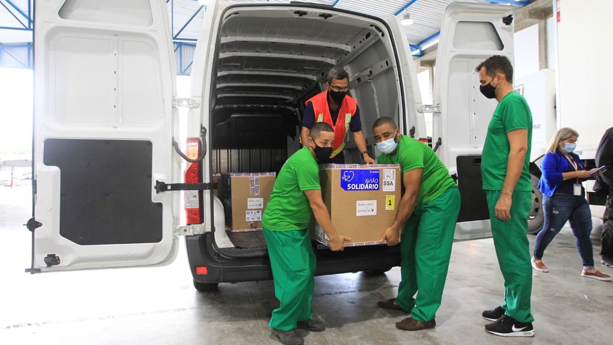As primeiras 26.910 doses da vacina da Pfizer contra a Covid-19 chegaram à Bahia na tarde desta segunda-feira (3). Do galpão do Grupamento Aéreo da
