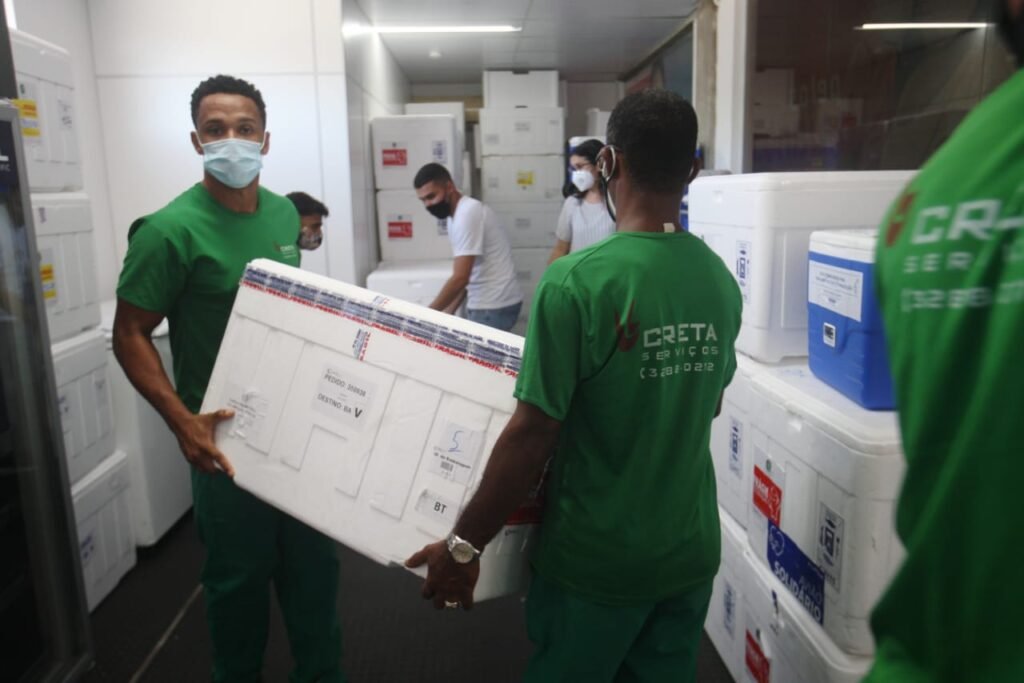 Mais 60.200 doses da vacina Coronavac foram entregues neste sábado (7) na Bahia. O voo comercial trazendo a carga com os imunizantes