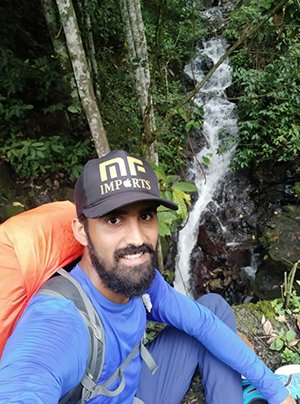 decidiu partir, a pé, de Catu (BA) rumo à Macaé (RJ). Conheça a jornada desse catuense, dos pés à cabeça, em um bate-papo descontraído.