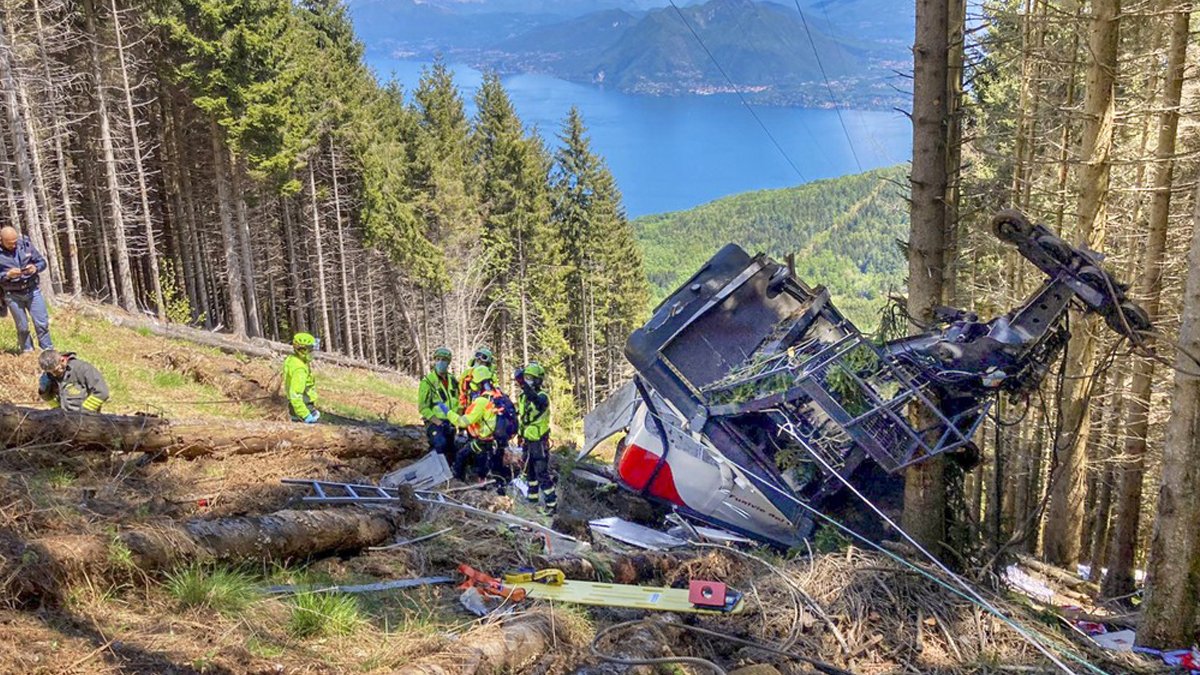 Um acidente com um teleférico, que liga a cidade turística de Stresa à montanha Mottarone, na região do Piemonte, perto do Lago Maggiore,