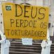 Fotos mostram duas pessoas com vestes semelhantes às usadas por adeptos da organização terrorista e supremacista Ku Klux Klan, segurando