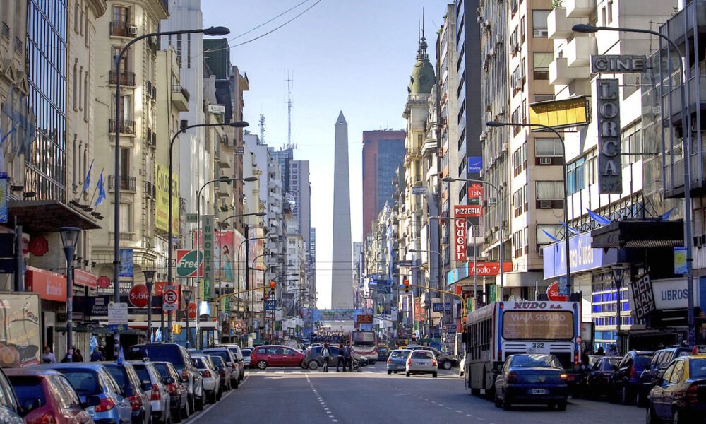 O presidente da Argentina Alberto Fernández decretou nesta quinta-feira (20) a paralisação total das atividades não essenciais e o toque de