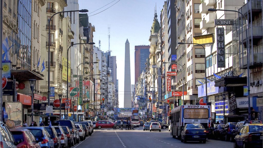 O presidente da Argentina Alberto Fernández decretou nesta quinta-feira (20) a paralisação total das atividades não essenciais e o toque de