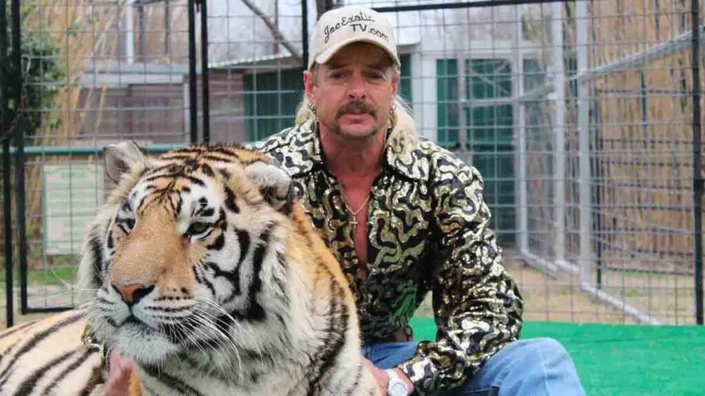 Conhecido no mundo inteiro por conta do documentário da Netflix, "A Máfia dos Tigres", Joe Exotic continua preso e voltou a pedir um perdão
