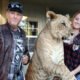 tigres, leões e ligres, e um jaguar de propriedade de Jeffrey e Lauren Lowe no Tiger King Park em Thackerville, Okla