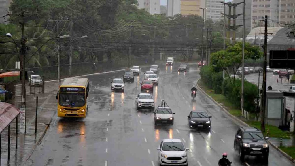 O inverno começa no dia 21 de junho, mas a capital baiana já começou o mês com chuva. A previsão meteorológica é de tempo instável nesta