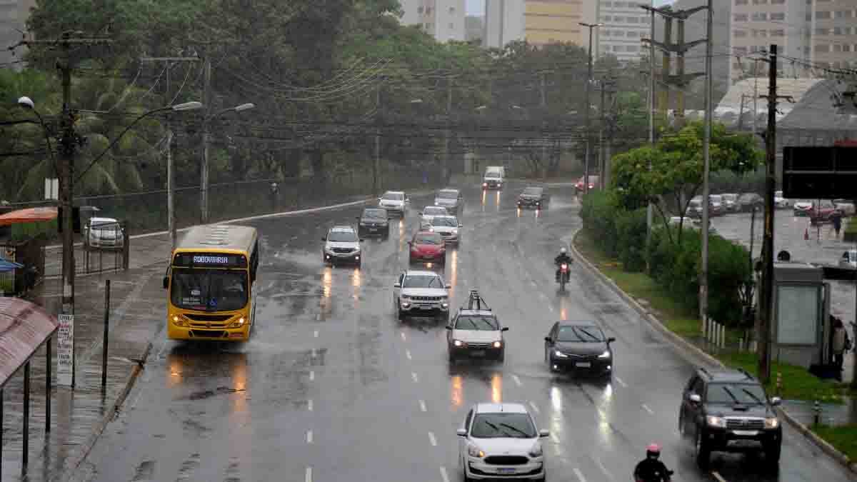 O inverno começa no dia 21 de junho, mas a capital baiana já começou o mês com chuva. A previsão meteorológica é de tempo instável nesta