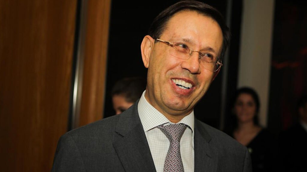 Presidente da CPI da Covid, o senador Omar Aziz (PSD-AM) declarou na noite de hoje (13) que caso o empresário Carlos Wizard não compareça à
