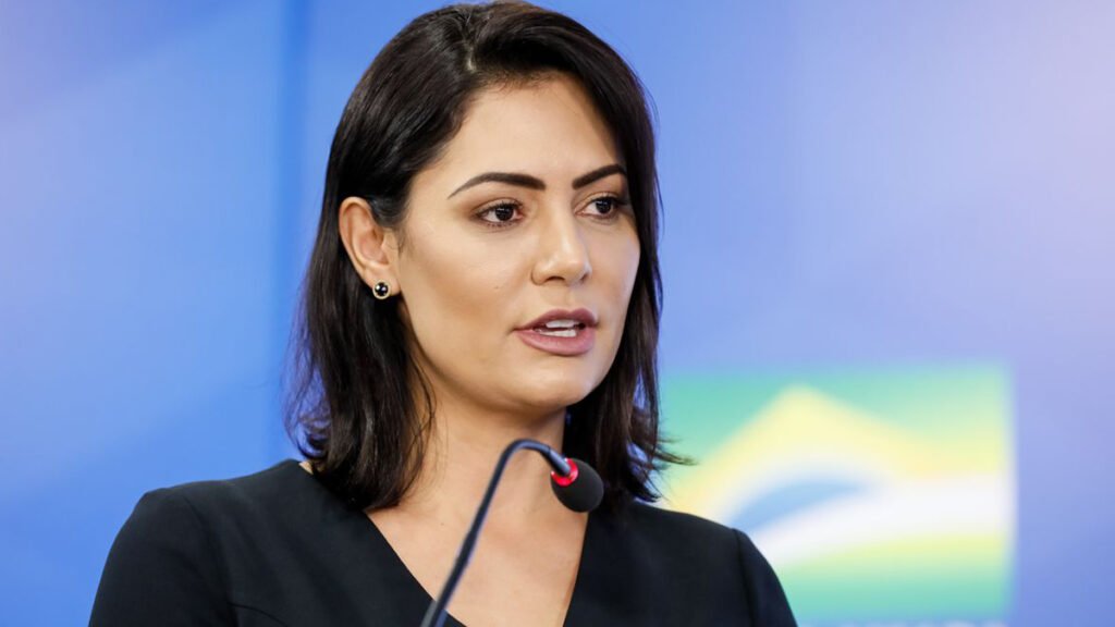 A Polícia Federal (PF) vinculou a primeira dama, Michelle Bolsonaro e um assessor do Palácio do Planalto, ligado ao "gabinete do ódio", a contas