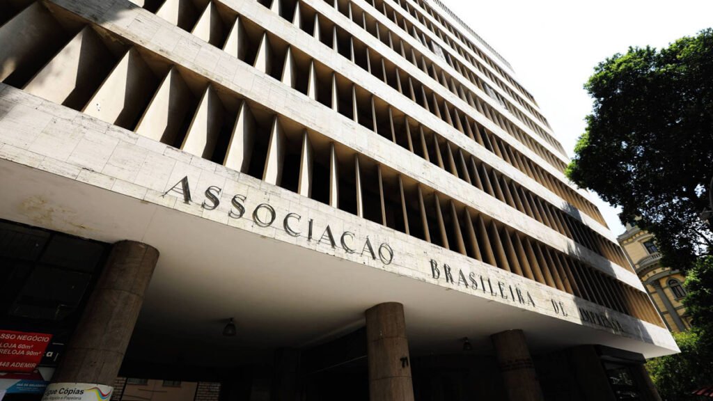 O presidente da Associação Brasileira de Imprensa (ABI), Paulo Jeronimo divulgou na tarde desta segunda-feira (21) uma nota pedindo que o presidente