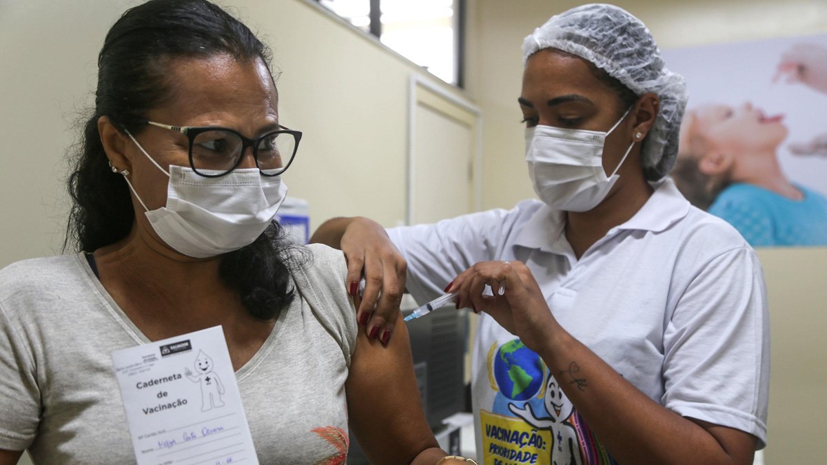 Secretaria Municipal da Saúde (SMS), inicia a partir desta sexta a vacinação contra a Covid-19 das pessoas com idade igual ou superior a 49 anos,