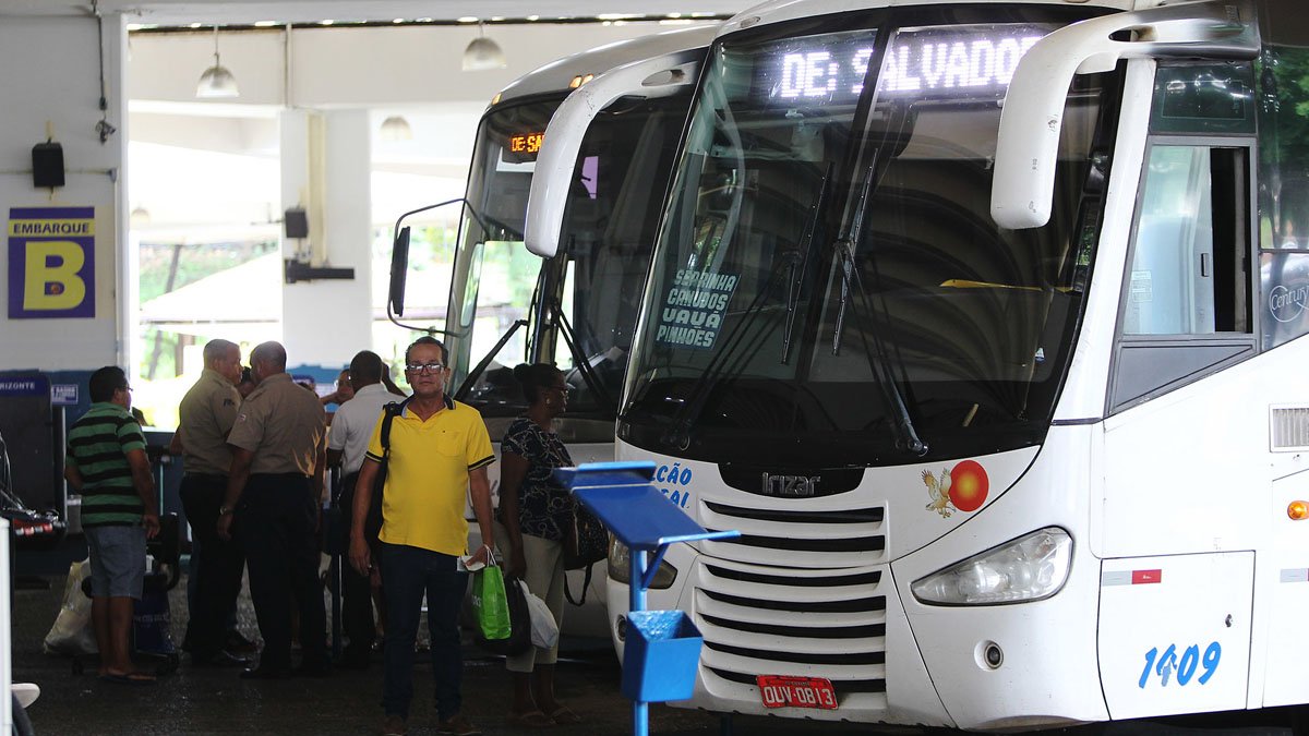 O transporte coletivo intermunicipal rodoviário e hidroviário volta a funcionar, em toda a Bahia, a partir das 5h deste sábado (26). A circulação,