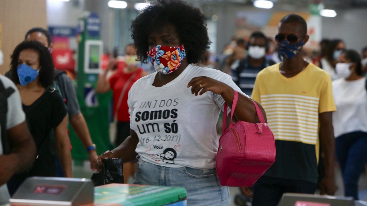 Especialistas em saúde pública alertam que a proposta do presidente Jair Bolsonaro de desobrigar o uso de máscaras por quem já se