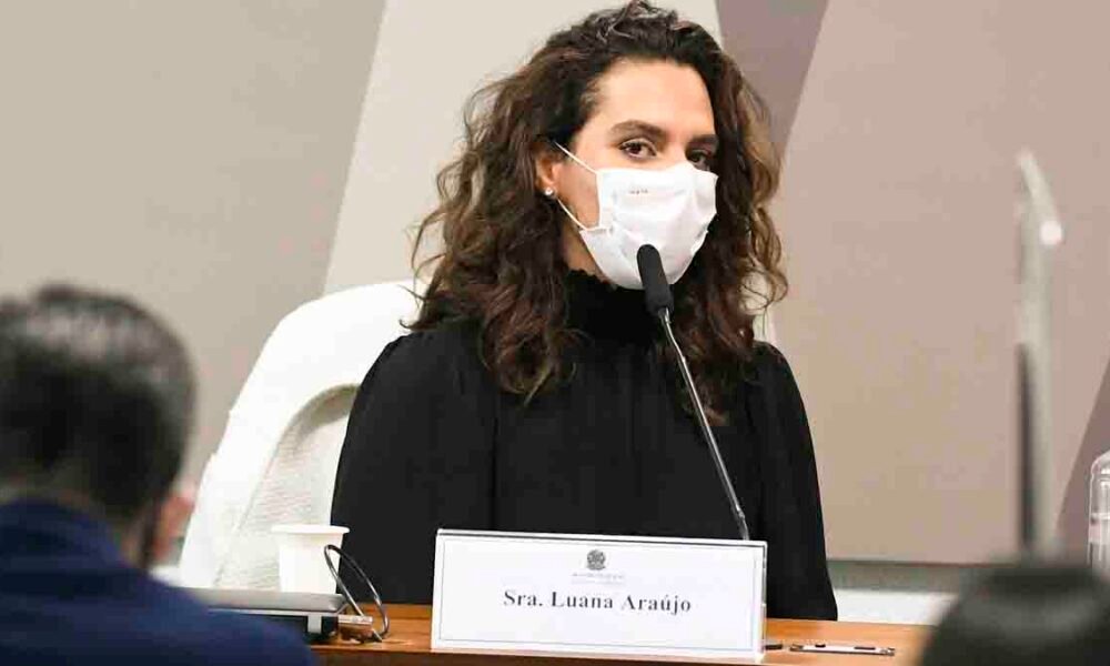 A médica Luana Araújo, que ficou menos de duas semanas no cargo de secretária de Enfrentamento à Covid-19 no Ministério da Saúde criticou o tratamento