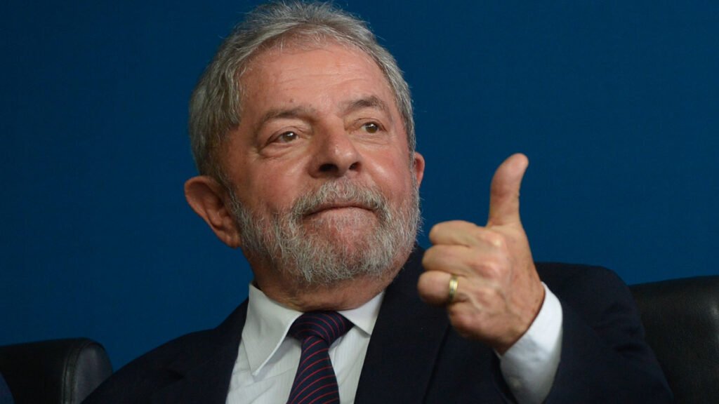 Pesquisa Genial/Quaest divulgada nesta quarta-feira (17), aponta que o ex-presidente Luiz Inácio Lula da Silva permanece na liderança das eleições para a Presidência, com 45% das intenções de voto. O presidente Jair Bolsonaro, do PL, tem 33% da preferência do eleitor.