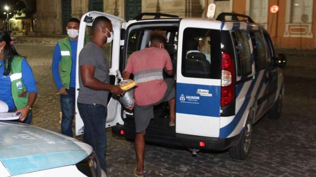 Com a chegada de doses da vacina Janssen em Salvador nesta quinta-feira (24), a população em situação de rua da capital baiana será vacinada