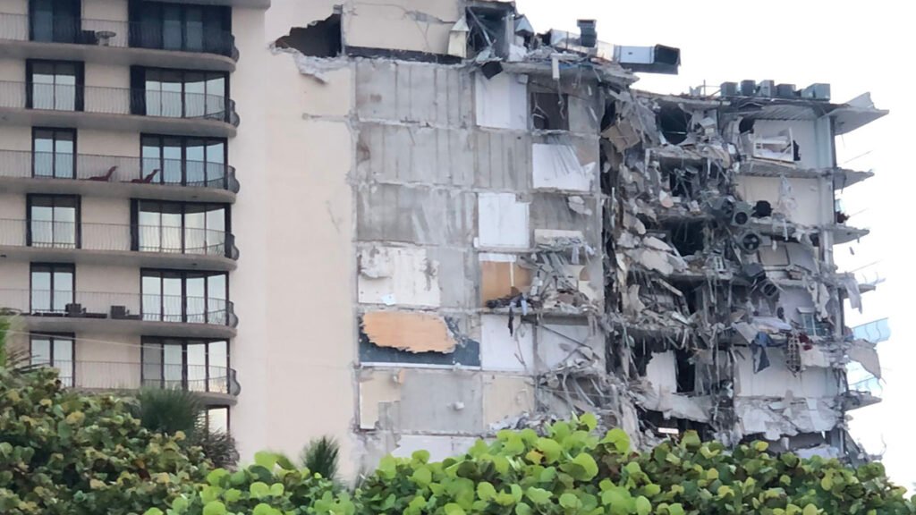Parte de um edifício desaba em Champlain Towers perto da 88th Street e Collins Avenue em Surfside, Miami Beach. Os bombeiros confirmaram que