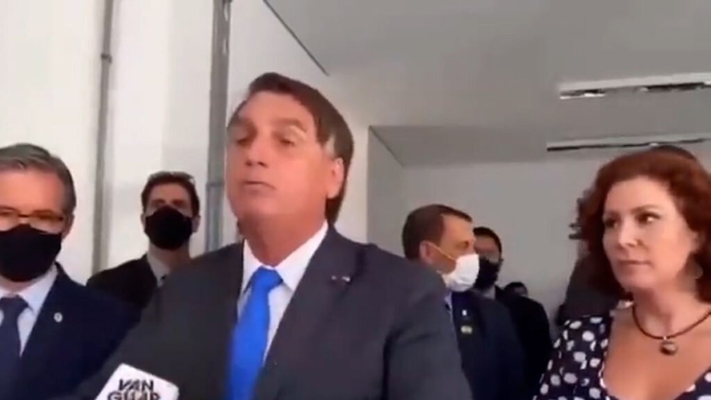 De forma desequilibrada, o presidente Jair Bolsonaro voltou a atacar jornalistas, desta vez mandou uma repórter de uma afiliada da TV Globo e integrantes