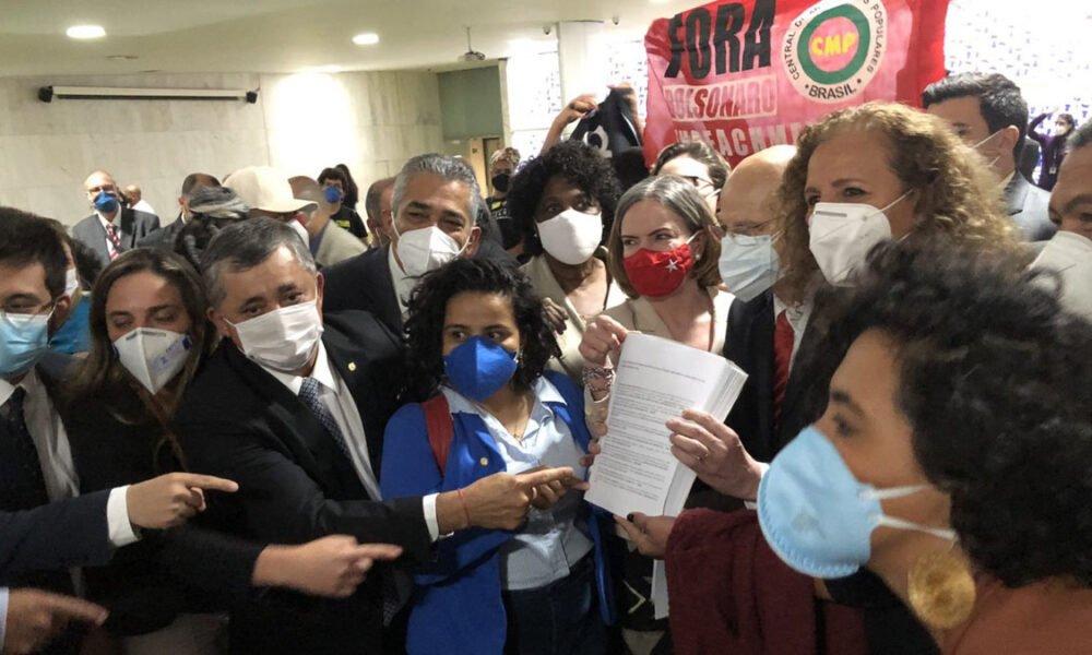 parlamentares, movimentos sociais e entidades da sociedade civil protocolaram nesta quarta-feira (30) na Câmara o chamado "superpedido"