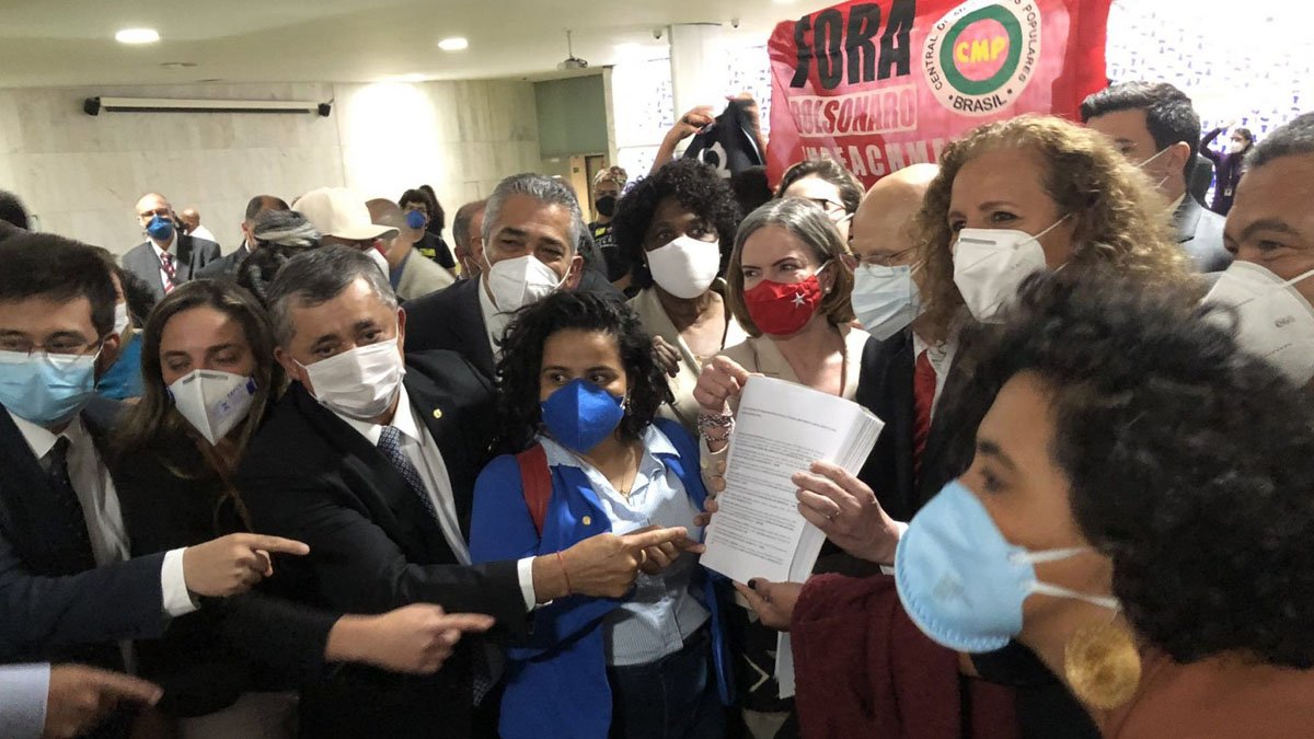 parlamentares, movimentos sociais e entidades da sociedade civil protocolaram nesta quarta-feira (30) na Câmara o chamado "superpedido"