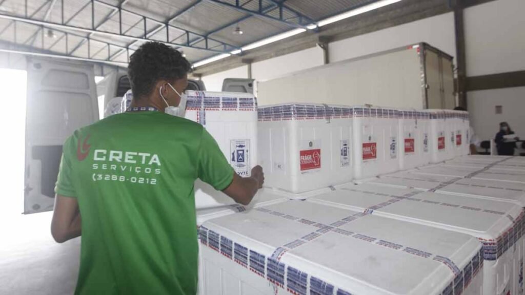 A Bahia recebeu mais uma remessa de imunizantes contra a Covid-19, nesta quarta-feira (2). São 366.000 doses de vacina da Astrazeneca/Oxford.