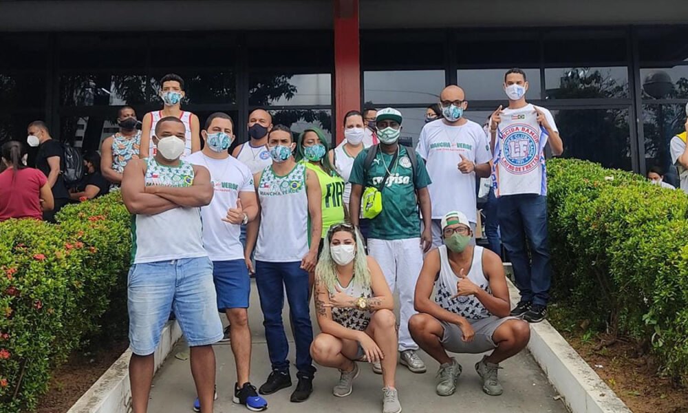 Os integrantes da Mancha Verde Salvador, subsede da maior torcida organizada do Sociedade Esportista Palmeiras, promoveram neste sábado