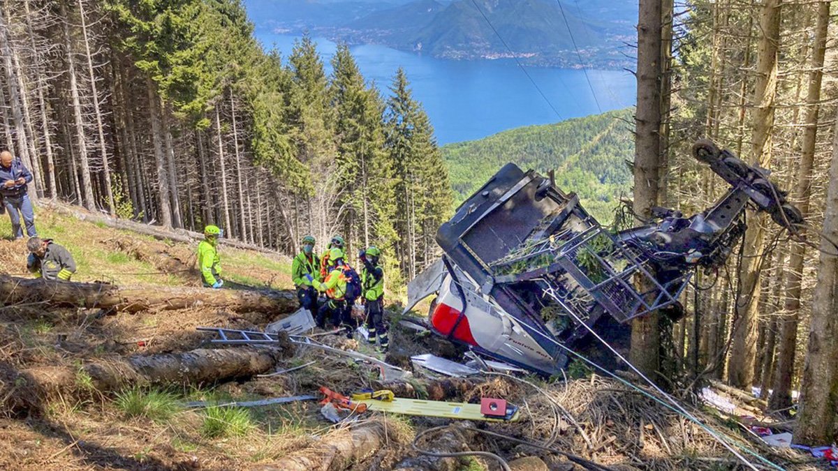 Canal de televisão TG3 mostra o momento exato da queda de um teleférico que levou à morte de 14 pessoas na Itália. O acidente ocorreu no dia 23 de maio,