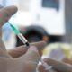 A cobertura vacinal no Brasil, que já vinha registrando queda nos últimos anos, despencou ainda mais em 2020, com a pandemia da Covid-19.