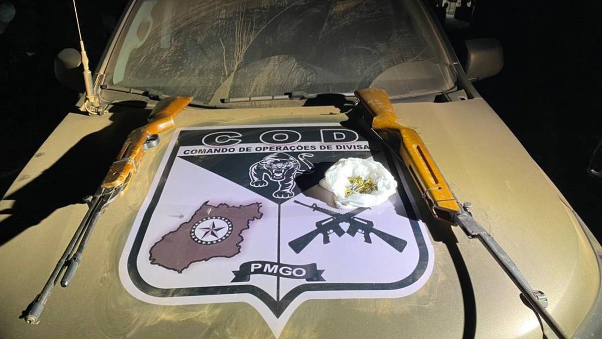 Policiais da força-tarefa que tenta encontrar Lázaro Barbosa de Sousa, 32 anos, prenderam dois homens suspeitos de ajudar o acusado