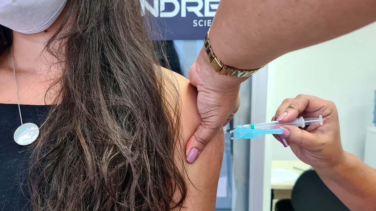 A Bahia receberá uma remessa com 180.600 doses de vacinas contra a Covid-19 fabricadas pelo laboratório Janssen. A previsão é que os imunizantes