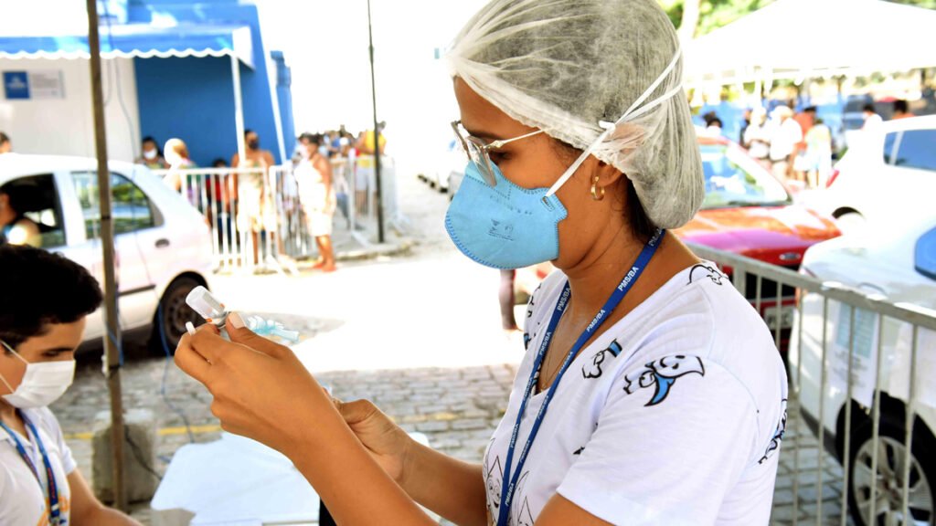 Mais de mil vagas ainda estão disponíveis para o agendamento da primeira dose contra a Covid-19 nesta terça-feira (13). O procedimento, disponível