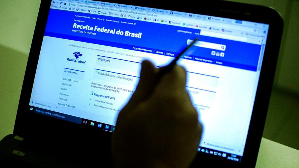 Faltando apenas três dias para o fim do prazo para a entrega da declaração de imposto de renda, a Receita Federal alerta sobre um novo golpe que está em circulação e utiliza indevidamente o nome da Instituição numa tentativa de dar credibilidade à fraude. 