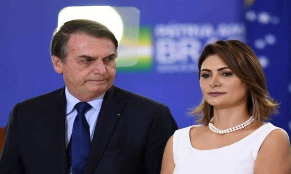 os cheques depositados pelo ex-assessor do senador Flávio Bolsonaro (Republicanos-RJ), Fabrício Queiroz, à primeira-dama Michelle Bolsonaro.