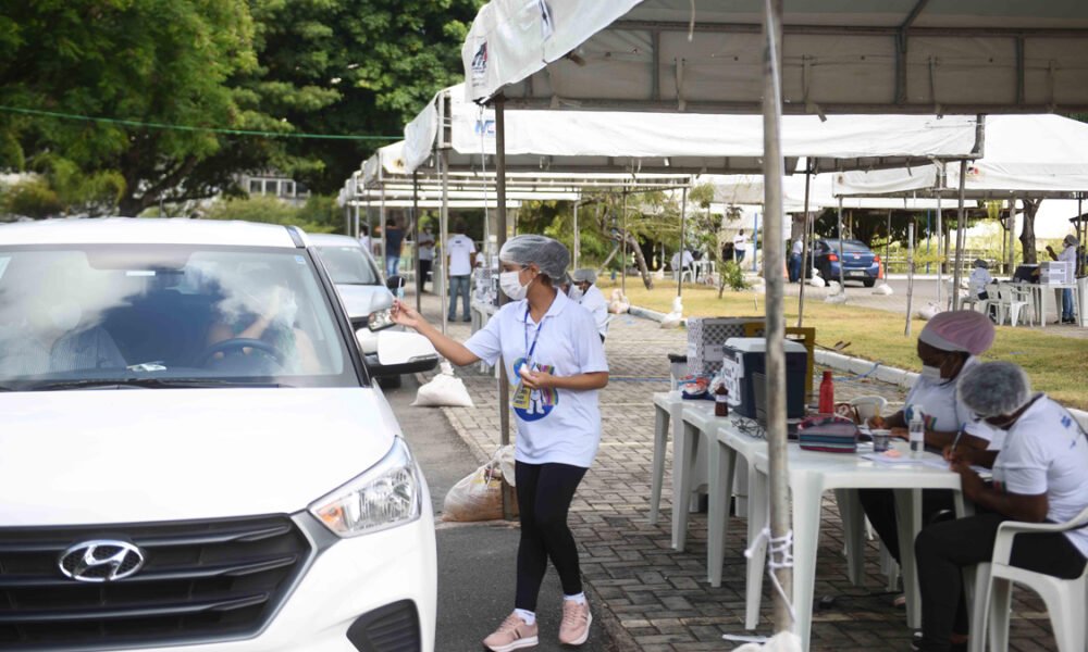 segunda dose da vacina contra a Covid-19 prossegue nesta terça-feira (27) em Salvador. Todos os pontos de imunização, entre drives e fixos,