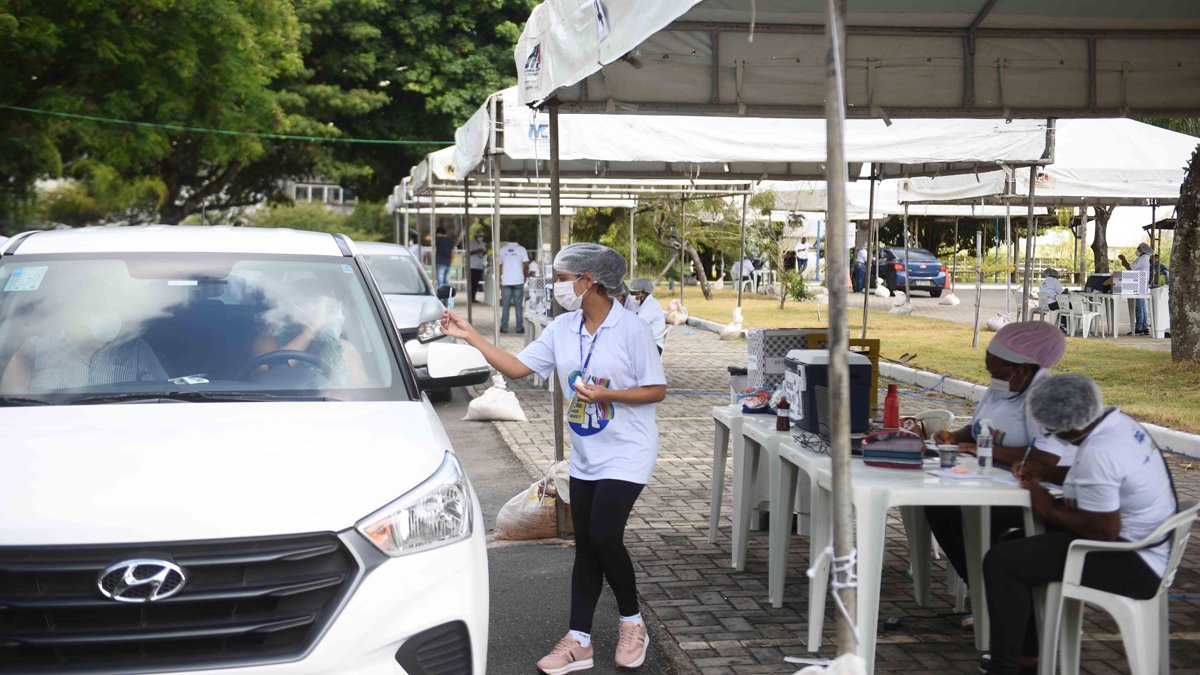 segunda dose da vacina contra a Covid-19 prossegue nesta terça-feira (27) em Salvador. Todos os pontos de imunização, entre drives e fixos,