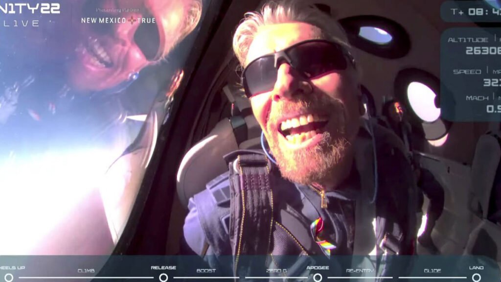 O bilionário Richard Branson foi, neste domingo, ao espaço a bordo da nave da sua empresa Virgin Galactic. A viagem durou cerca de uma hora e foi