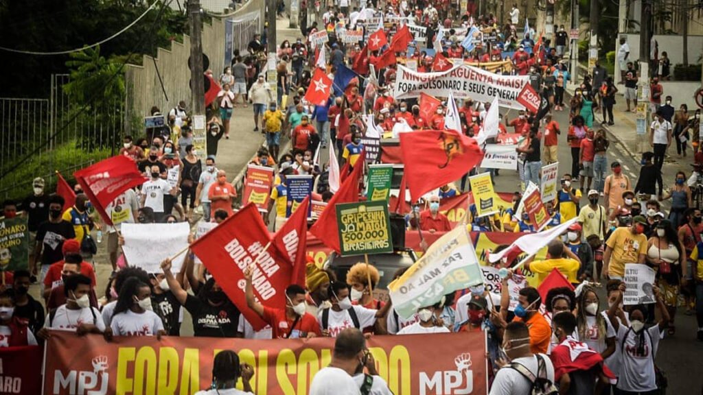 Milhares de manifestantes voltaram às ruas neste sábado em todos os estados do país e no Distrito Federal para pedir o impeachment do presidente