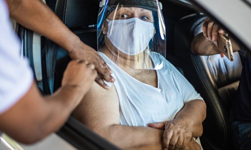 A Prefeitura, através da Secretaria Municipal da Saúde (SMS), realiza o mutirão de aplicação da 2ª dose da vacina contra a Covid-19 em Salvador neste