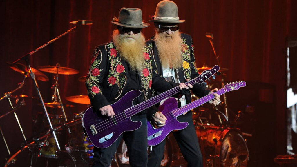Dusty Hill, baixista do ZZ Top, morreu nesta quarta-feira (28) aos 72 anos. Seus companheiros de banda Frank Beard e Billy Gibbons anunciaram a morte